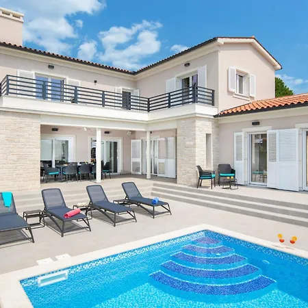 In Mit Privatem Beheizten Pool Und Sauna By Interhome Dom wakacyjny *