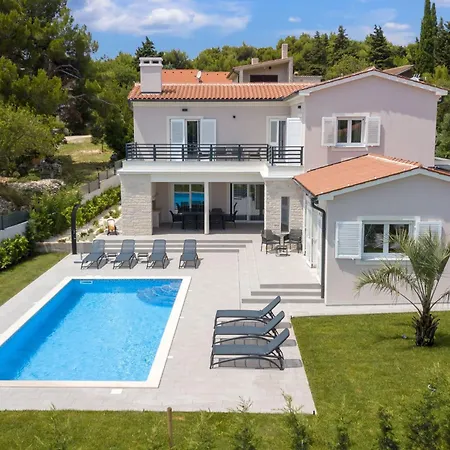 Feriehus In Mit Privatem Beheizten Pool Und Sauna By Interhome Premantura