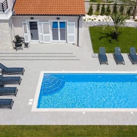 In Mit Privatem Beheizten Pool Und Sauna By Interhome Premantura