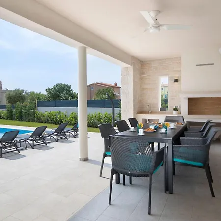In Mit Privatem Beheizten Pool Und Sauna By Interhome Premantura