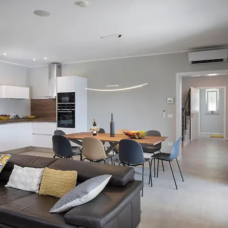 Feriehus In Mit Privatem Beheizten Pool Und Sauna By Interhome Premantura