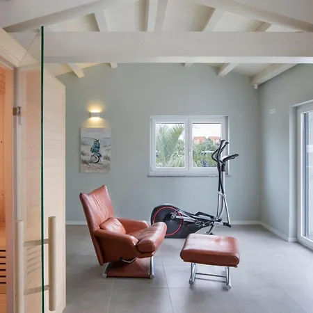 Dom wakacyjny In Mit Privatem Beheizten Pool Und Sauna By Interhome Premantura