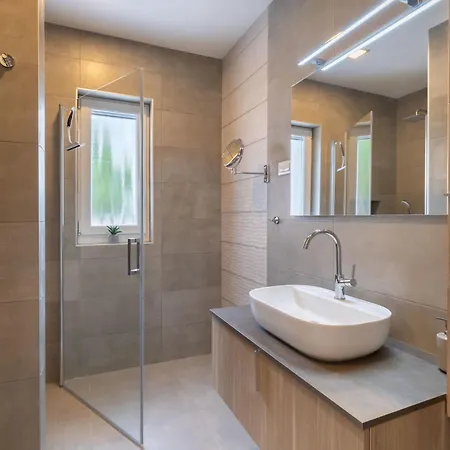 In Mit Privatem Beheizten Pool Und Sauna By Interhome *