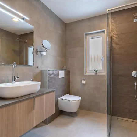 In Mit Privatem Beheizten Pool Und Sauna By Interhome Feriehus Premantura